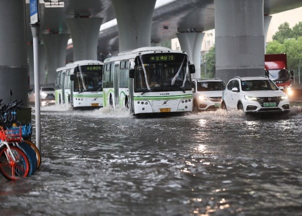 內地多地暴雨持續，圖為上海日前強降雨致部分路段積水。