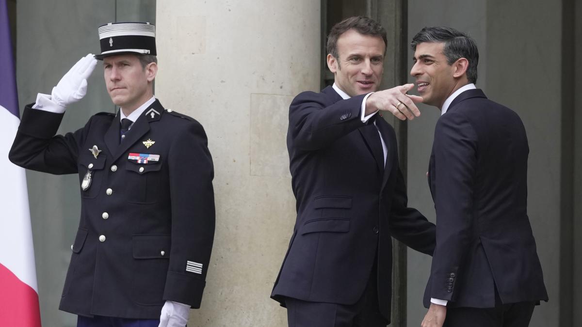 Rishi Sunak and Emmanuel Macron discuss migrant crossings in Paris meeting