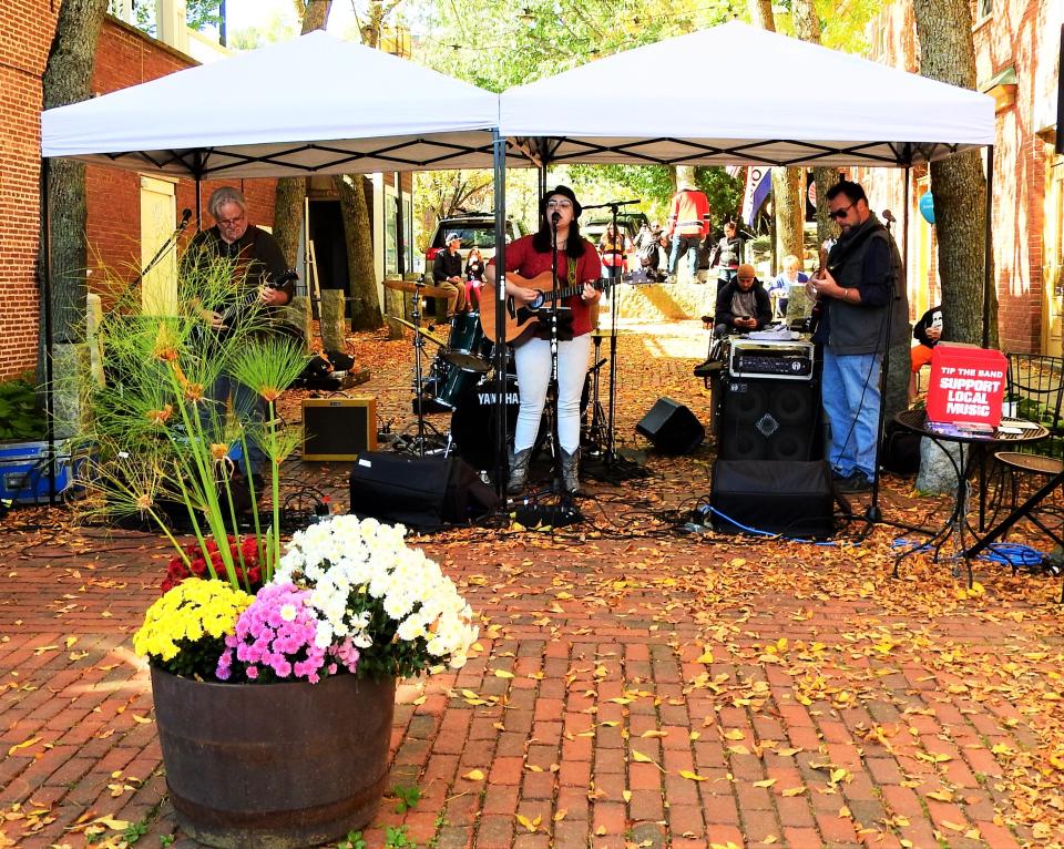 Apple Harvest Day will feature more than 300 vendors, great food, live entertainment and more.