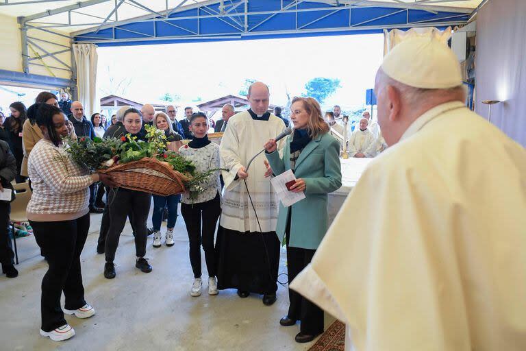 Las autoridades de la cárcel de Rebibbia reciben al papa Francisco para el 