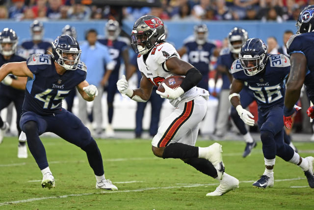 NASHVILLE, TN - AUGUST 20: Tennessee Titans quarterback Malik Willis (7)  attempts to elude the Tampa Bay defenders during the Tampa Bay  Buccaneers-Tennessee Titans Preseason game on August 20, 2022 at Nissan