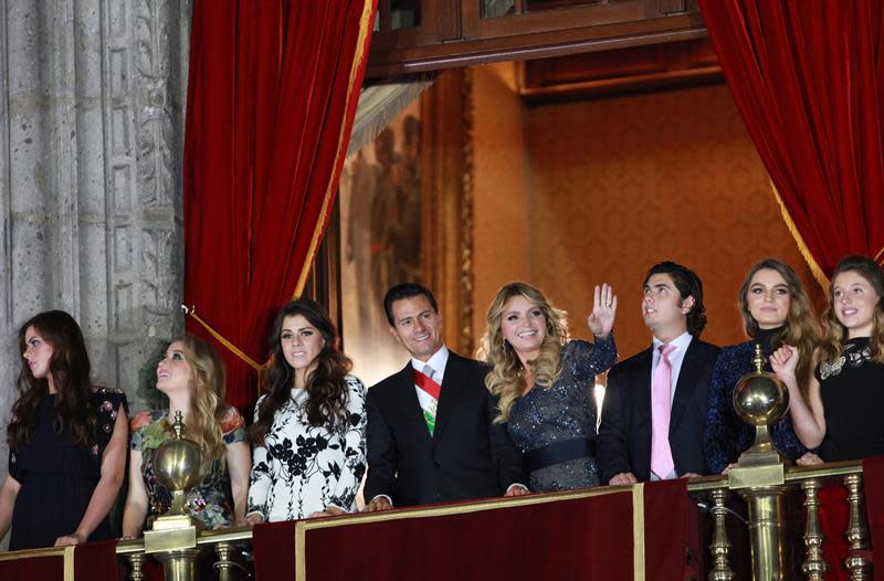 Esta fue la cuarta ocasión en que el Grito de Independencia fue encabezado por Peña Nieto, quien asumió el poder el 1 de diciembre de 2012 para un mandato de seis años. Foto: EFE
