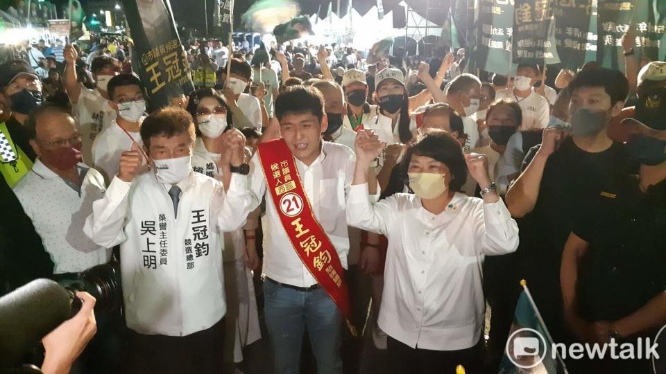 嘉義市西區市議員候選人王冠鈞競選總部今天晚上成立 出現大進場場面。   圖：蔡坤龍/攝