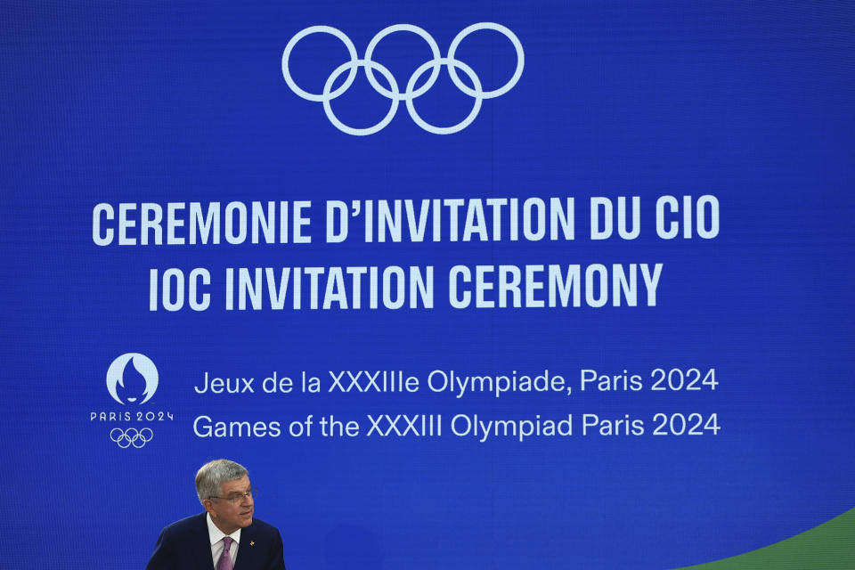 El presidente del Comité Olímpico Internacional Thomas Bach participa de la ceremonia de invitación a los Juegos Olímpicos de París de 2024, el miércoles 26 de julio de 2023, en Saint-Denis. (AP Foto/Aurelien Morissard)