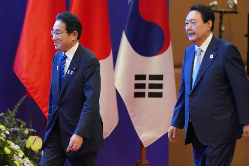 日本首相岸田文雄與南韓總統尹錫悅出席東協峰會。（美聯社）