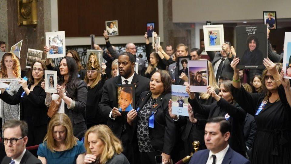 Las familias mostraron fotografías de sus seres queridos entre la audiencia.