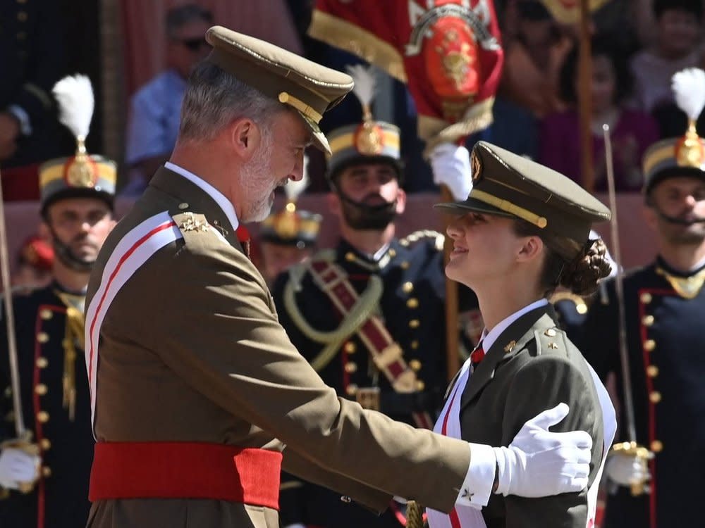 Ein stolzer Vater ehrt seine Tochter: König Felipe von Spanien und Tochter Leonor (Bild: imago/ABACAPRESS)