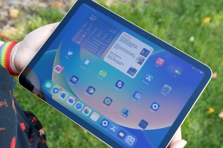 某人手持显示屏已打开的 iPad（2022）。