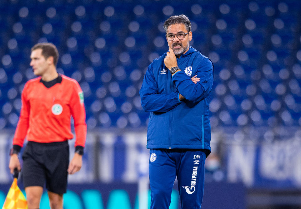 26.09.2020, Nordrhein-Westfalen, Gelsenkirchen: Fußball: Bundesliga, FC Schalke 04 - Werder Bremen, 2. Spieltag in der Veltins Arena. Schalkes Trainer David Wagner steht an der Seitenlinie. Foto: Guido Kirchner/dpa - WICHTIGER HINWEIS: Gemäß den Vorgaben der DFL Deutsche Fußball Liga bzw. des DFB Deutscher Fußball-Bund ist es untersagt, in dem Stadion und/oder vom Spiel angefertigte Fotoaufnahmen in Form von Sequenzbildern und/oder videoähnlichen Fotostrecken zu verwerten bzw. verwerten zu lassen. +++ dpa-Bildfunk +++