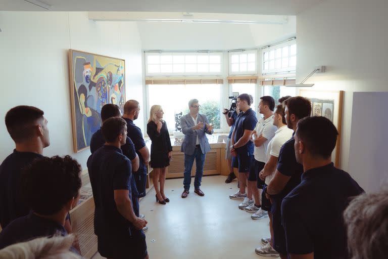 Parte del plantel argentino escucha sobre las obras en La Baule-Escoublac, donde varios compatriotas tienen lugar en tres exhibiciones durante el verano y el otoño europeos.