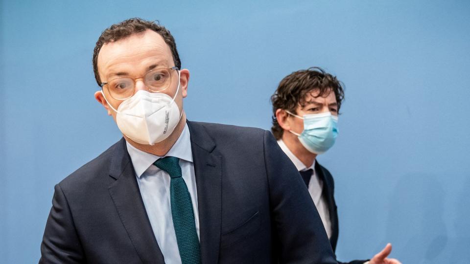 Gesundheitsminister Jens Spahn und Christian Drosten, Chef-Virologe der Charité Berlin, stehen Rede und Antwort zur aktuellen Lage in der Corona-Pandemie.