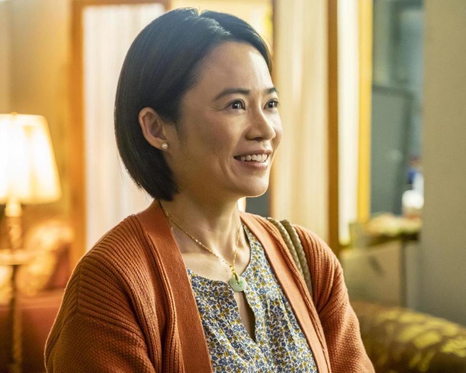 楊雁雁飾演王進的母親，一家人搬到亞裔人口少到不行的社區。（Disney+提供）