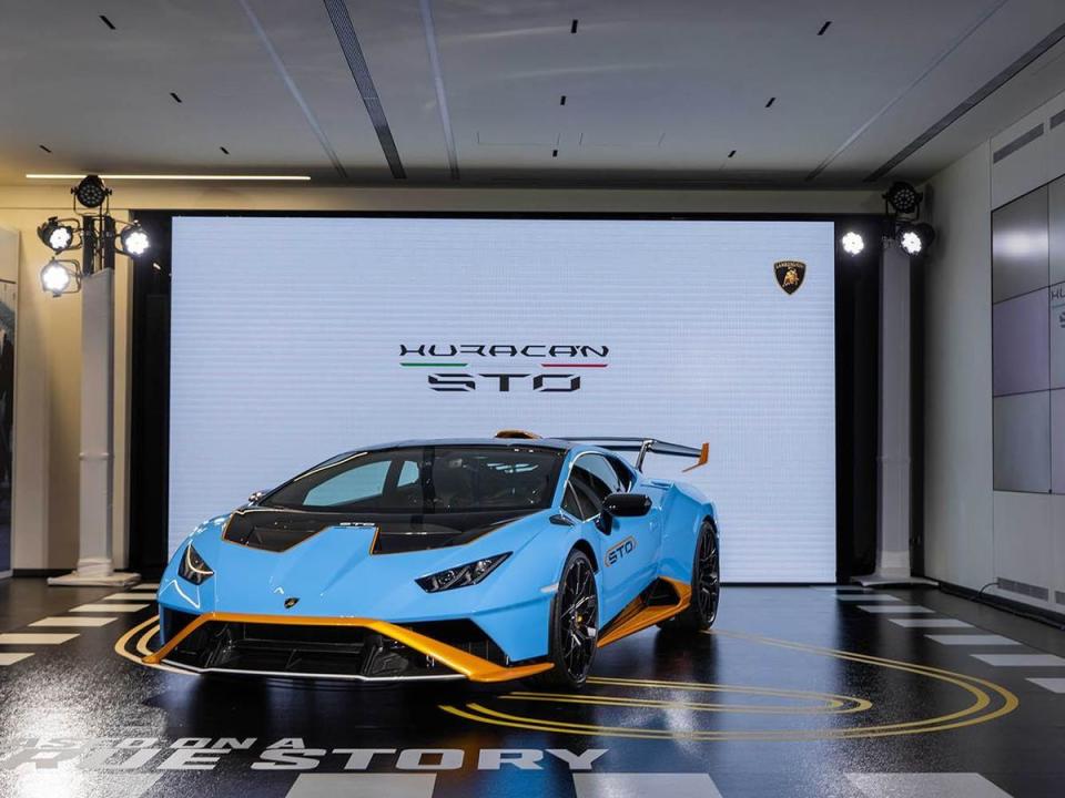 Huracán STO使用類天藍色與橘色搭配的車色，相當搶眼。