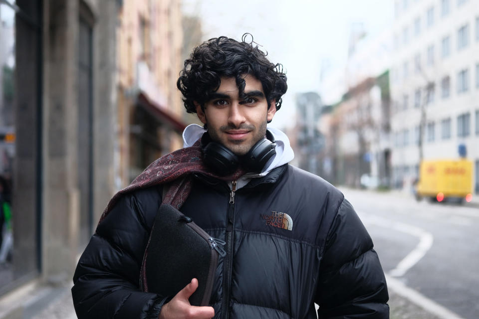 Ismail Mefin, 23, arbeitet als Gartenpfleger in der Firma seines Vaters. - Copyright: Lisa Kempke für Business Insider