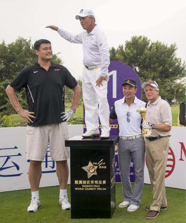 Top 5 pictures that put Yao Ming's height into perspective