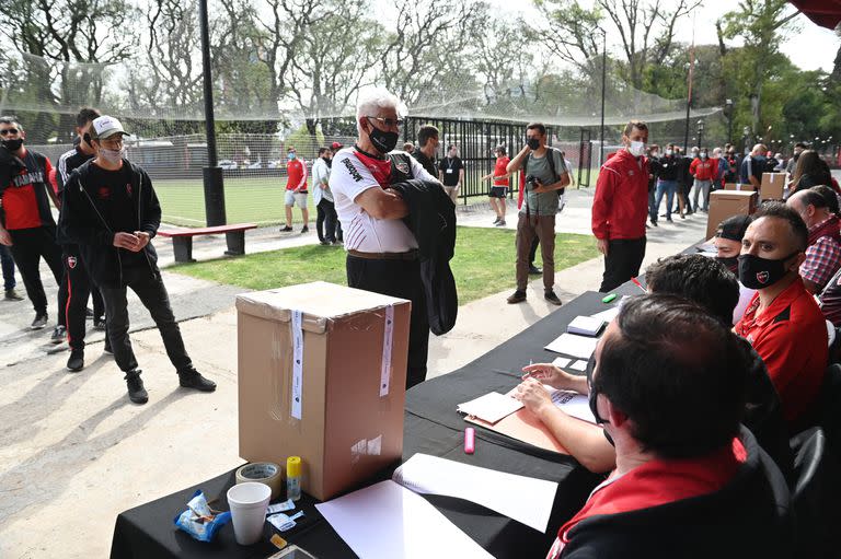 Las elecciones de nuevas autoridades  en el club Newell's se realizaron en medio de un gran operativo de seguridad, debido a los antecedentes de violencia de la barra de dicho club