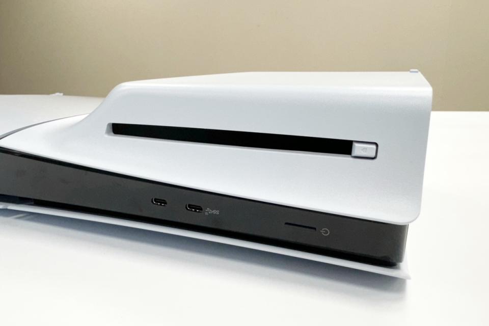 ▲與2020年11月推出的PlayStation 5比較，由於採用模組化光碟機，因此光碟退出鈕設計有所不同