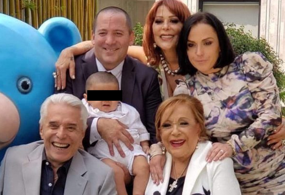 Luis Enrique Guzmán con Alejandra Guzmán, Mayela Laguna, Enrique Guzmán y Silvia Pinal / Cortesía