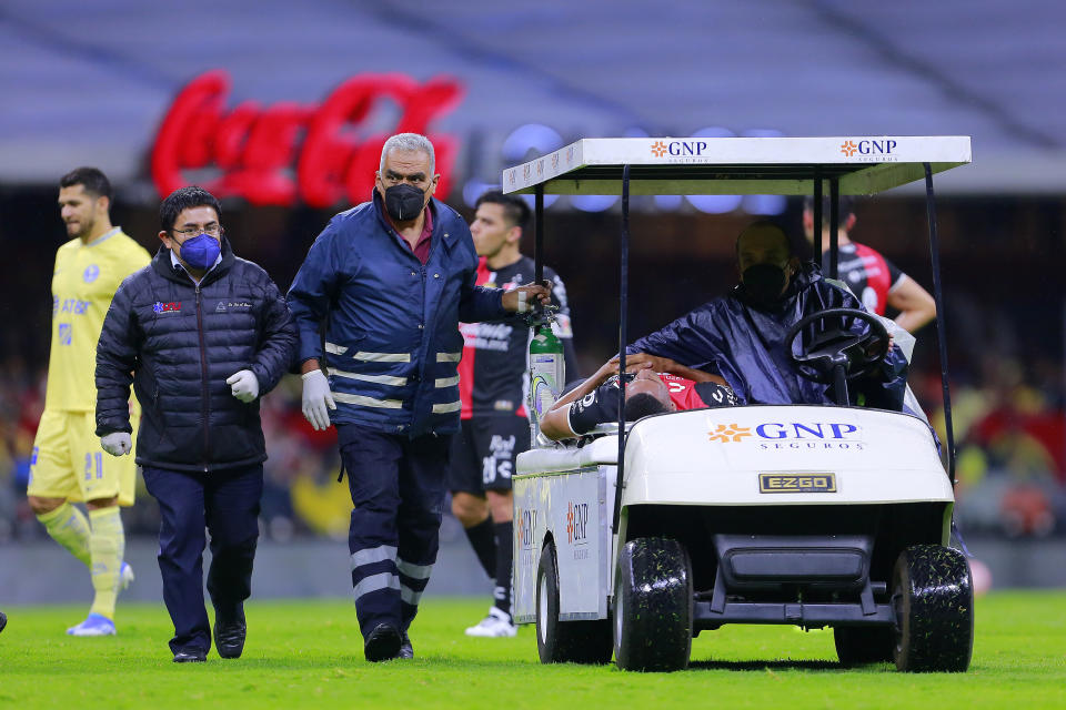 Mauro Manotas sale lesionado en juego correspondiente a la Jornada 1 del Torneo Apertura 2022 entre América y Atlas. Foto Archivo: Mauricio Salas/Jam Media/Getty Images.