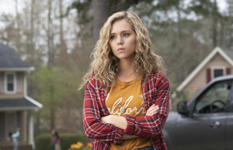 En esta imagen difundida por The CW, Brec Bassinger como Courtney Whitmore en una escena de la nueva serie "Stargirl", basada en el personaje de DC Comics. (Tina Rowden/The CW vía AP)