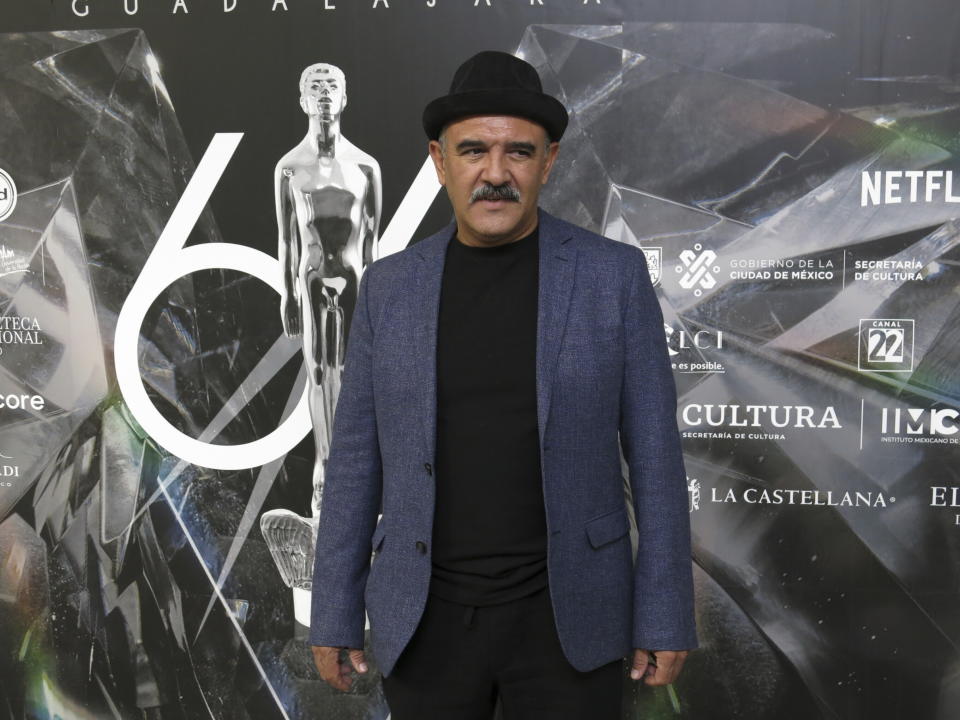 Gerardo Trejoluna de la película "El norte sobre el vacío" posa a su llegada al almuerzo de nominados de la 65a edición del Premio Ariel de la Academia Mexicana de Artes y Ciencias Cinematográficas en la Ciudad de México el 3 de agosto de 2023. (Foto AP/Berenice Bautista)