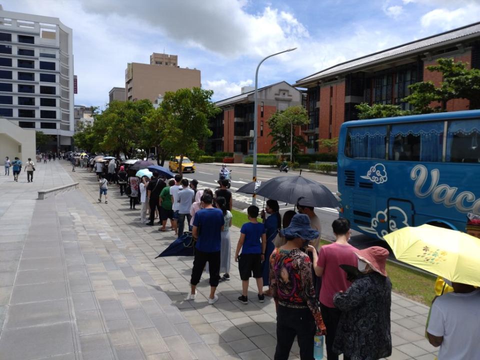 「亞洲的地獄與幽魂」展二十六日依舊人氣爆棚，南美館排隊人龍綿延數百公尺。（記者吳孟珉攝）