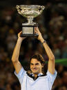 <p>Roger Federer of Switzerland holds the trophy after winning his men’s final match against Fernando Gonzalez of Chile on day fourteen of the Australian Open 2007 </p>
