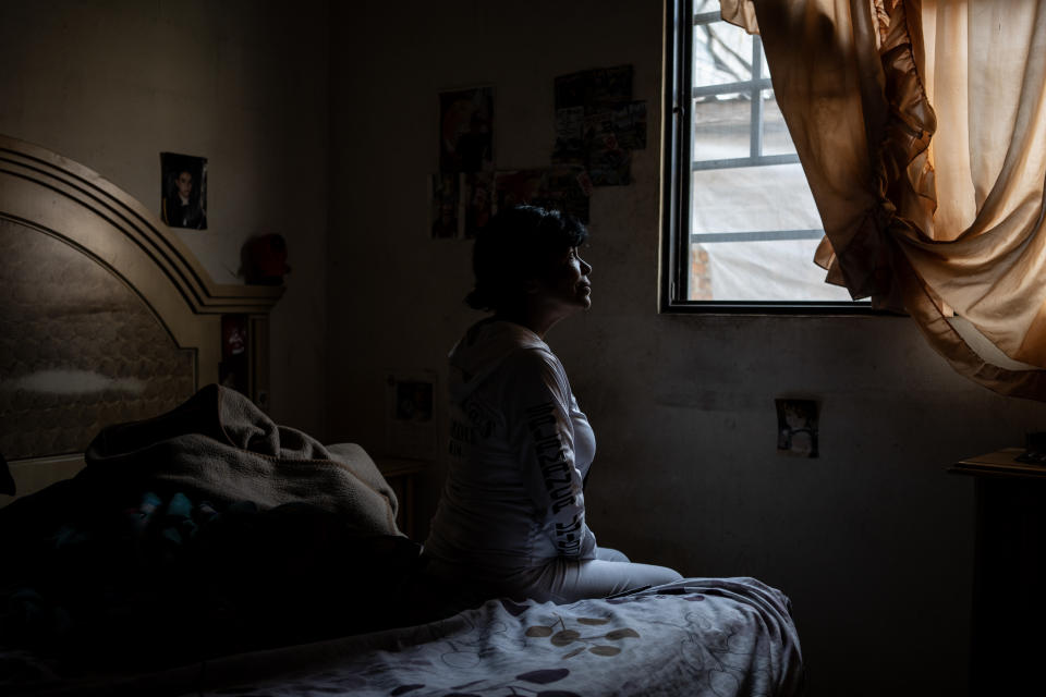 Alma Lilia Tapia en su casa de Salamanca. (César Rodríguez/The New York Times)
