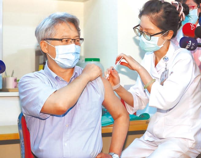 中央研究院院長廖俊智（左）23日赴北市忠孝醫院接種新冠肺炎AZ疫苗。（本報資料照片）