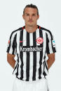 Schwarz-weiße Längsstreifen machen das Heim-Trikot von Eintracht Frankfurt aus.