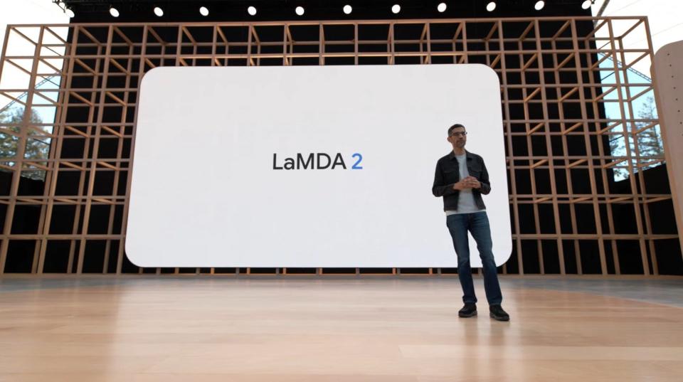 Sundar Pichai, Director ejecutivo de Google, presentando la AI de la empresa