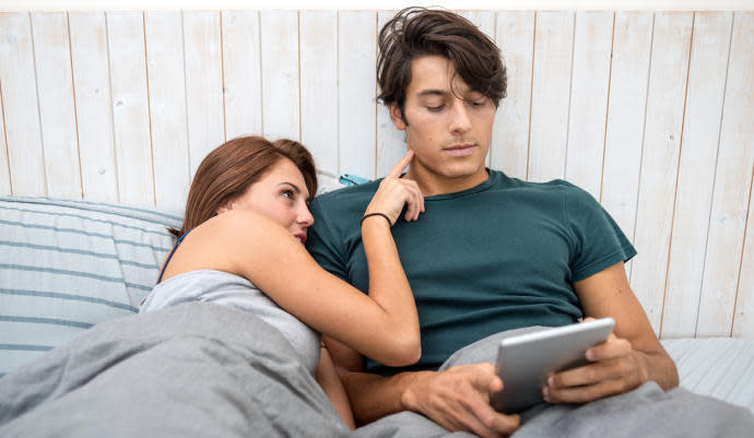 Este tipo de actitudes pueden acabar con el amor. Tómatelo en serio, reordena tus prioridades y dedícale tiempo (de calidad) a tu pareja. (Foto: Getty)