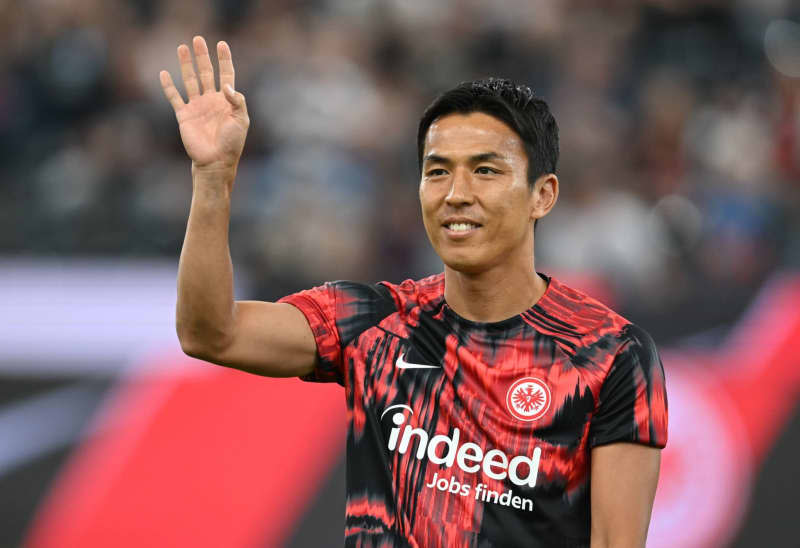 Frankfurt's Makoto Hasebe waves after the German Bundesliga soccer match between Eintracht Frankfurt and Nottingham Forrest at the Deutsche Bank Park. Arne Dedert/dpa