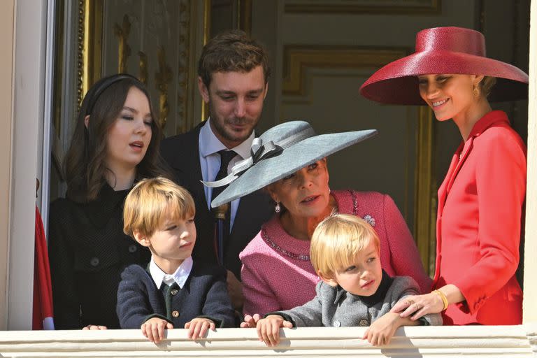 El próximo proyecto de Borromeo es la increíble historia del principado de Mónaco, su hogar desde su matrimonio con Pierre Casiraghi (aquí junto a Alexandra de Hanover, la princesa Carolina de Hanover, y sus hijos, Stefano y Francesco Casiraghi).