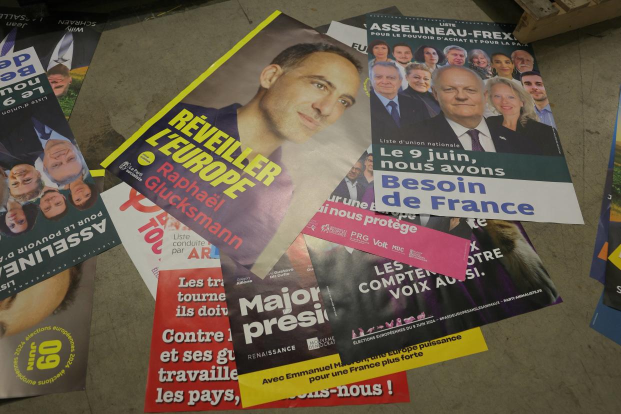 Des tracts de plusieurs candidats aux élections européennes, dont Raphaël Glucksmann (illustration)