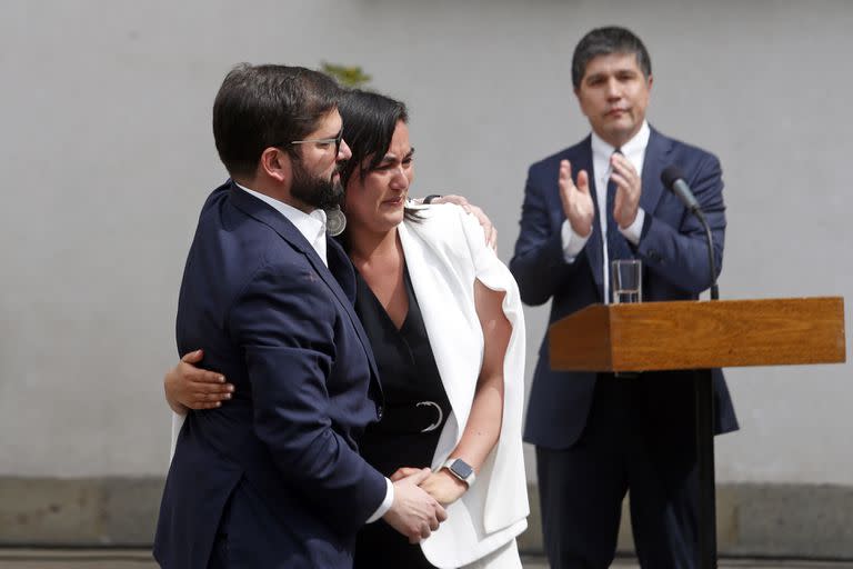 El presidente Gabriel Boric saluda a Izkia Siches, que dejó su puesto de ministra del Interior de Chile. (AP Photo/Luis Hidalgo)