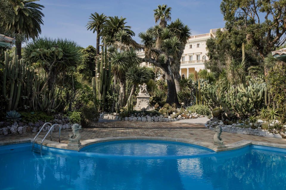 <p>Tropische Pflanzen umgeben den Swimmingpool in den Privatgärten. Die Familie Marnier-Lapostolle erwarb die Villa 1924, etwa 15 Jahre nach dem Tod von König Leopold. </p>