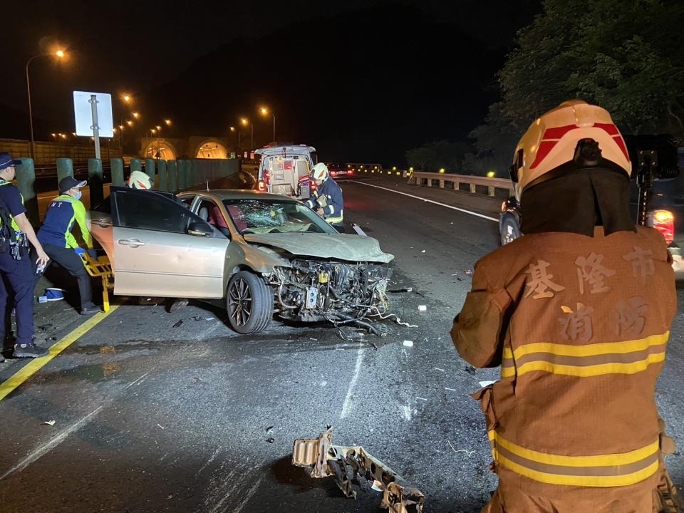 <strong>吉龍62快速道路發生自撞意外，車頭全毀怵目驚心。（圖／警消提供）</strong>