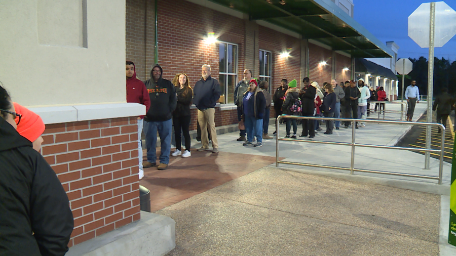 The line outside of the grand opening of Suffolk’s Publix on Dec. 13, 2023 (WAVY/Corby Slaughter)