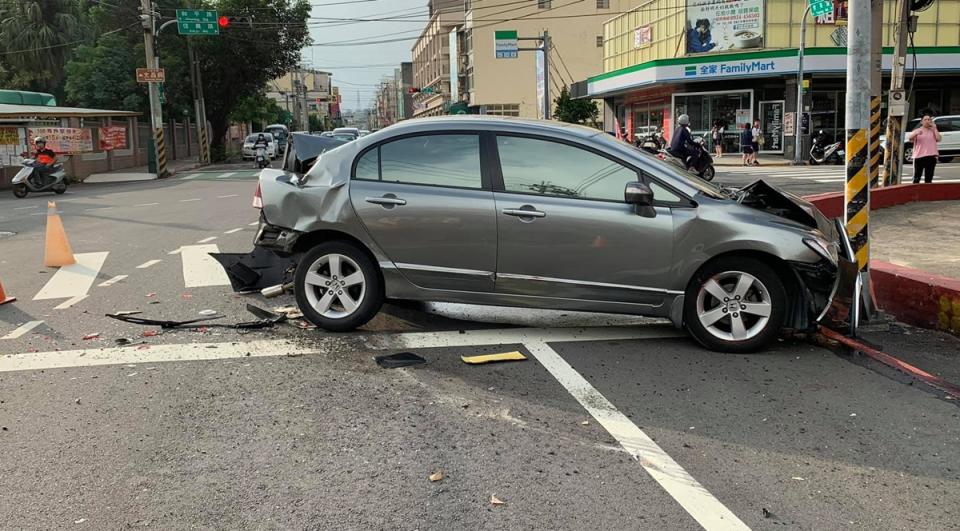 一輛公車25日行經台中市大甲區育英路時，沿路衝撞路邊停放的車子，殃及8車受損。 （民眾提供）