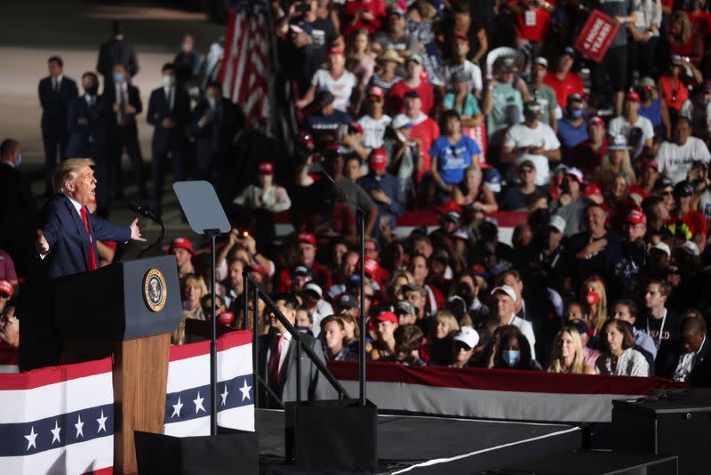 El presidente de los Estados Unidos Donald Trump habla durante un mitin de campaña en Sanford, Florida, EEUU, el 12 de octubre de 2020