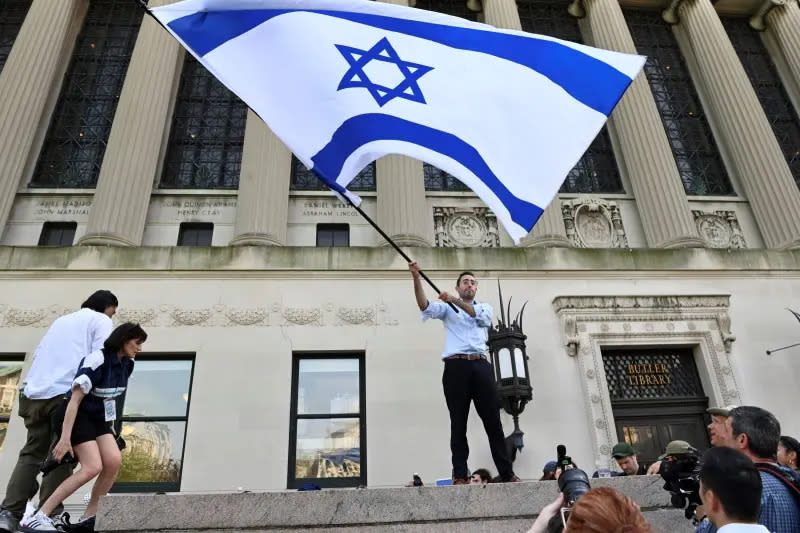 ▲ 面對聲援巴勒斯坦的示威潮如火如荼，哥大校園內也出現猶太學生，高調展示以色列國旗的情況。（圖／美聯社／達志影像）