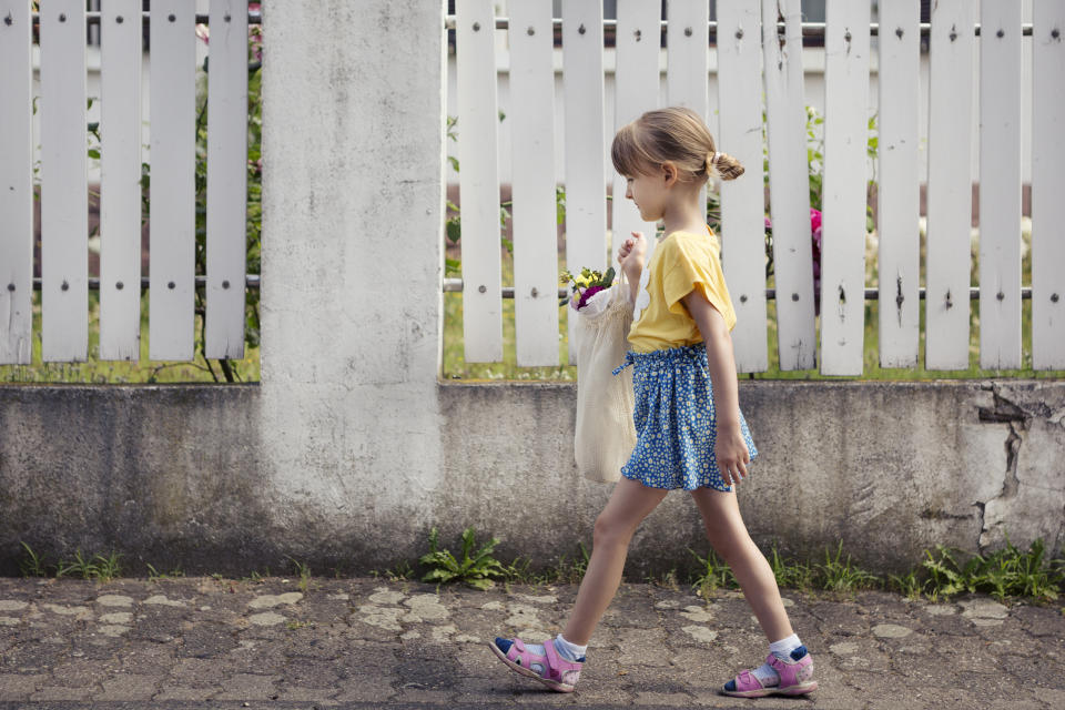 Das Foto eines Mädchens, das im Bürgersteig verschwindet, stellt die meisten Internet-User vor ein Rätsel (Symbolbild: Getty Images)