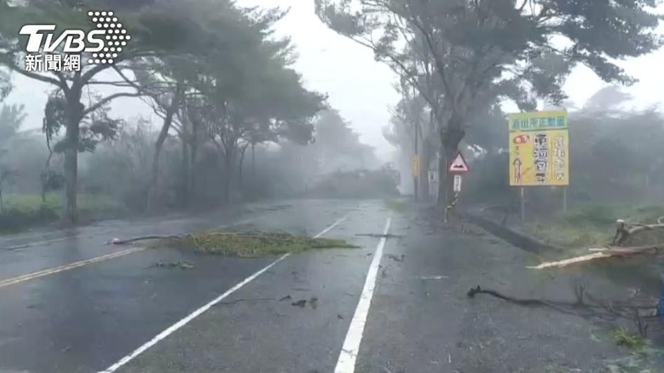 台東東河風雨勢強。（圖／TVBS）