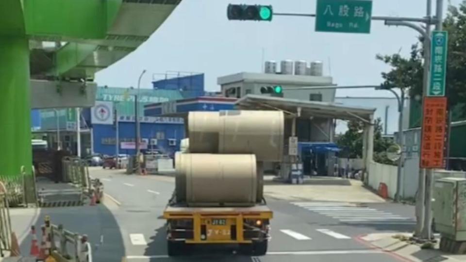 拖板車承載大型圓筒，高度和寬度都超出車體。（圖／翻攝自記者爆料網）