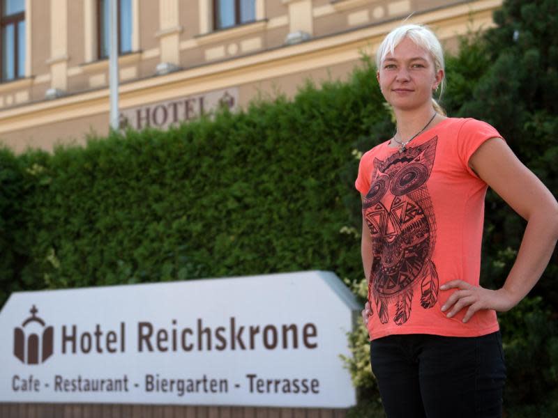 Sylvia Fritzsche ist die stellvertretende Geschäftsführerin vom Hotel Reichskrone in Heidenau. «Durch die ganze Geschichte mit den Ausschreitungen haben wir zahlreiche Stornos.» Foto: Arno Burgi