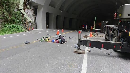 中橫公路台8線九曲洞附近，9日下午發生落石砸傷3人意外，傷者包括一名騎自行車的日籍男子及一名騎乘機車的女子；目前日籍男子意識不清，仍在國軍花蓮總醫院救治。圖為日籍男子遭落實砸中後倒臥路中。（中央社/新城分局提供）