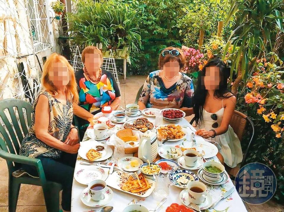 H小姐（右）2年前赴法國求學，與男友的母親、阿姨互動密切。（讀者提供）