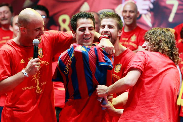 Pepe Reina y Puyol ya le pusieron la camiseta a Cesc, en los festejos de España campeón mundial