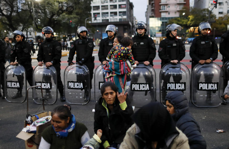 Manifestantes acampan frente al Ministerio de Desarrollo Social durante una protesta en Buenos Aires, Argentina, el miércoles 11 de septiembre de 2019. Las organizaciones sociales piden al gobierno que declare la emergencia alimentaria. (AP Foto / Natacha Pisarenko)